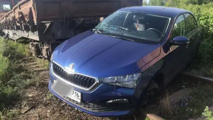 На железнодорожном переезде в Челнах легковушка врезалась в мотовоз