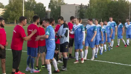 На «СИБУР-Арене НК» прошел футбольный матч между приезжими специалистами и командой нефтехимиков