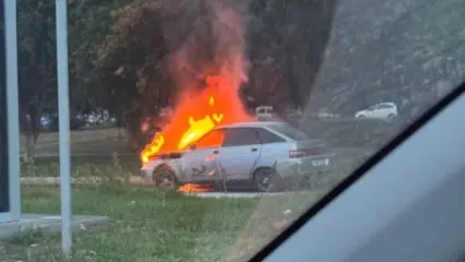 Во дворе Нижнекамска полыхала легковушка