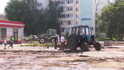 В Нижнекамске устраняют последствия коммунальной аварии рядом с «Бызовским» рынком