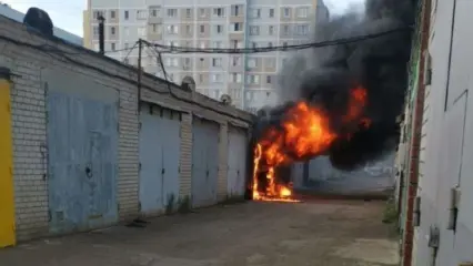 В Нижнекамске на улице Студенческой сгорел гараж