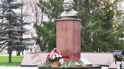 Памятник Николаю Лемаеву