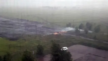 В Нижнекамске от удара молнии загорелись провода