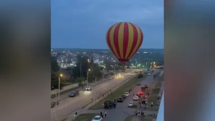 В Татарстане огромный воздушный шар приземлился во дворе дома
