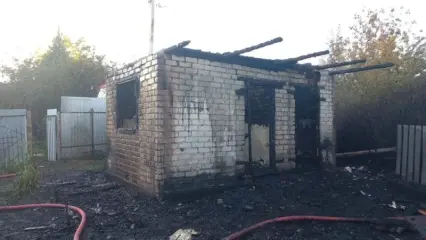 В нижнекамском СНТ сгорел совмещенный с баней садовый дом