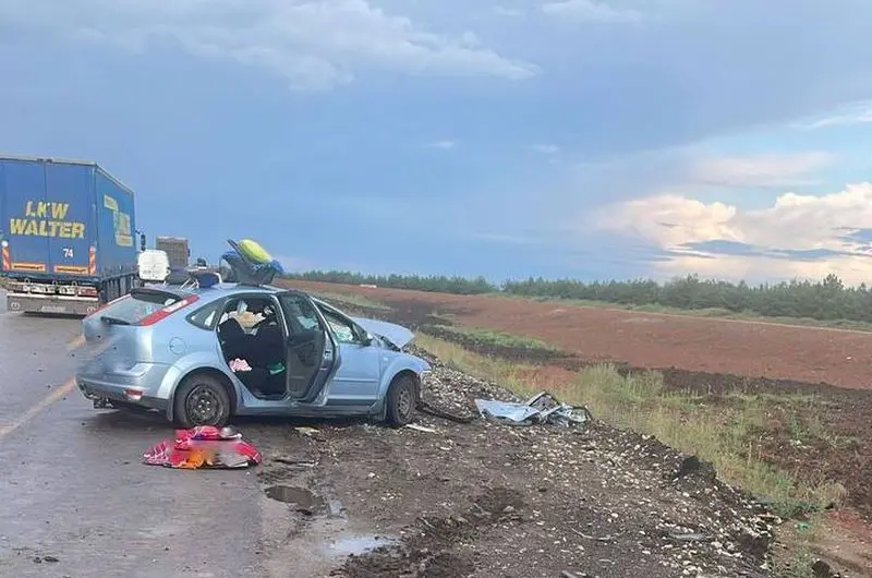 Двое погибли, трое пострадали в столкновении иномарки с фурой в Татарстане