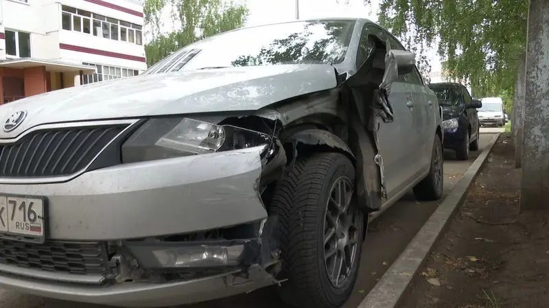 В Нижнекамске пьяная парочка угнала «Ладу» и побила три авто во дворе