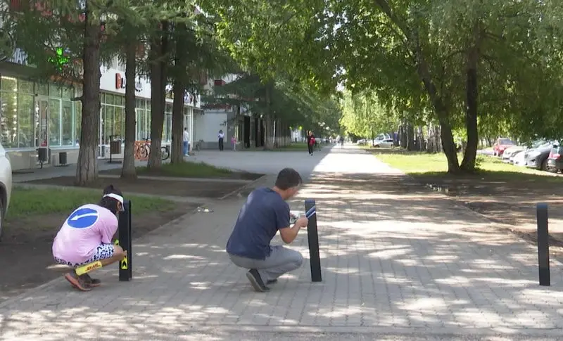 В Нижнекамске красят ограничительные столбики, чтобы их было видно в темноте