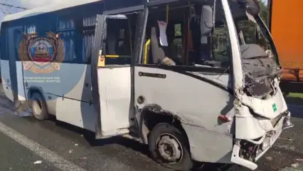 Три пассажира пострадали в столкновении автобуса с грузовиками в Татарстане