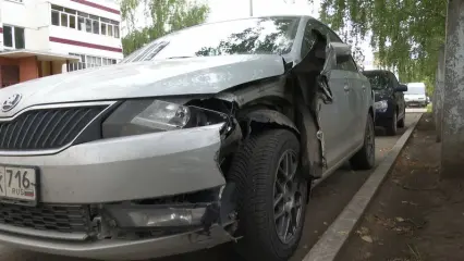 В Нижнекамске пьяная парочка угнала «Ладу» и побила три авто во дворе