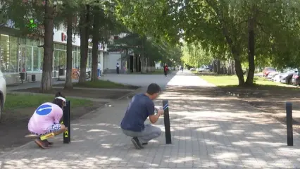 В Нижнекамске красят ограничительные столбики, чтобы их было видно в темноте