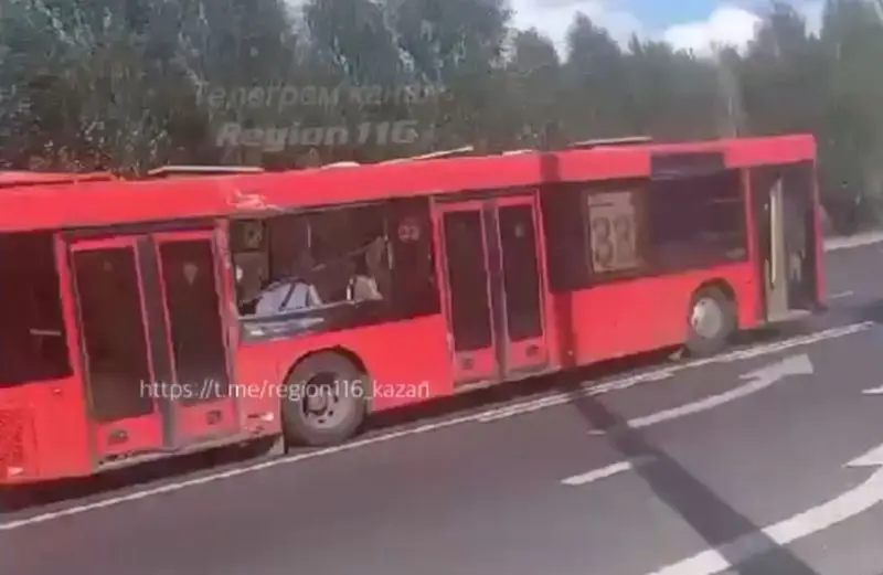 В Татарстане маршрутный автобус столкнулся с грузовиком, есть пострадавшие