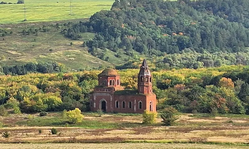 Жители села Нижнекамского района благоустраивают территорию старинного храма