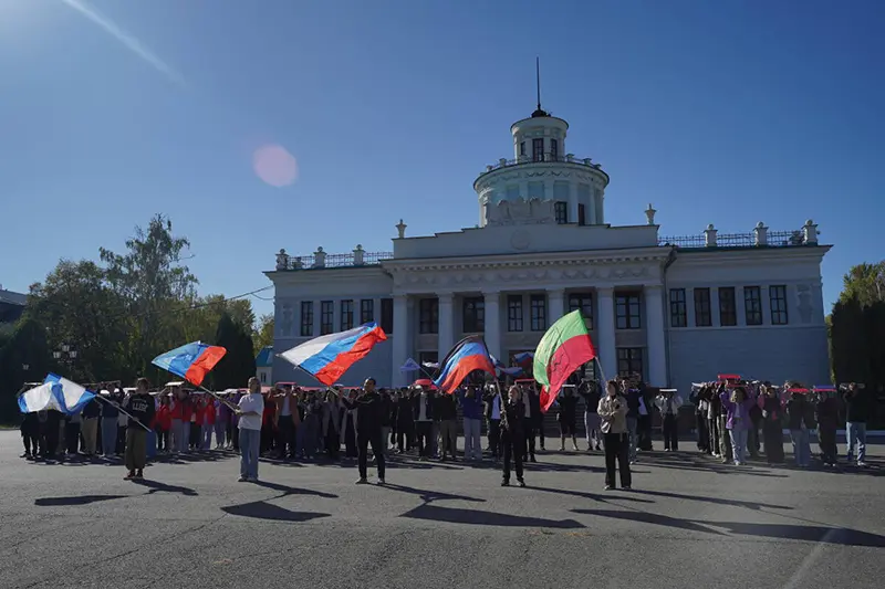 В Казани прошел флешмоб в честь Дня воссоединения новых регионов с Россией