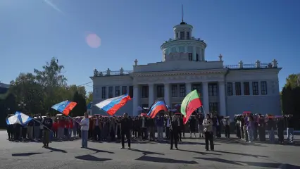 В Казани прошел флешмоб в честь Дня воссоединения новых регионов с Россией