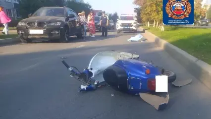 В Челнах мужчина на мопеде врезался в БМВ и погиб