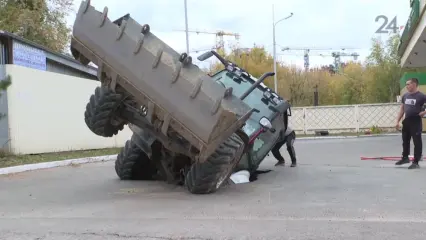 В Казани на заправке трактор провалился под асфальт