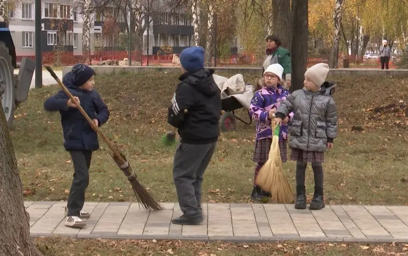 В Нижнекамске школьников выводят на субботники