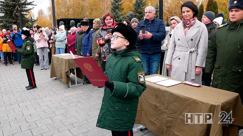 После клятвы кадета нижнекамцы возложили цветы к Вечному огню