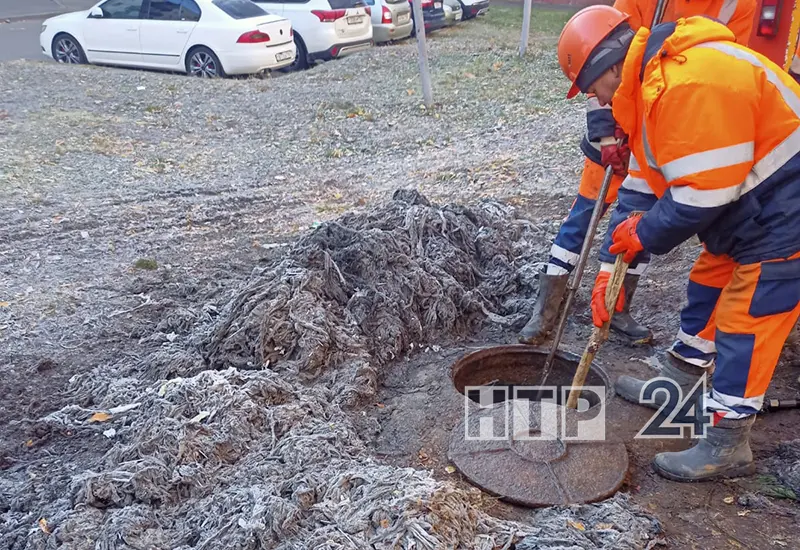 В Нижнекамске рабочие водоканала сутки чистили засорившуюся канализацию