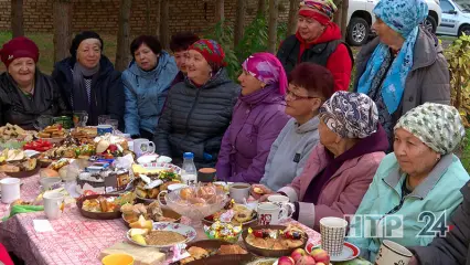 Нижнекамцы организовали праздничное застолье во дворе многоквартирного дома title=