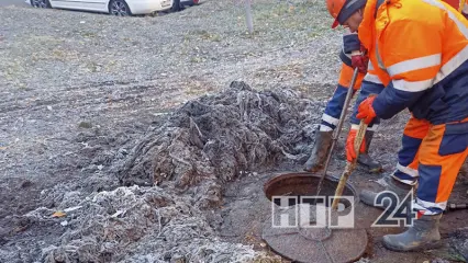 В Нижнекамске рабочие водоканала сутки чистили засорившуюся канализацию