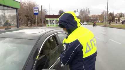 Штраф до 1,5 тысяч: нижнекамцам напомнили о запрете поворота налево на перекрестках title=