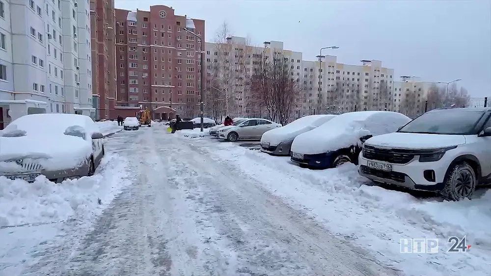 Ситуация в нижнекамских дворах оставляет желать лучшего, однако зачастую уборку снега в дворовых территориях усложняет не бездействие или отсутствие техники, а большое количество личного транспорта.