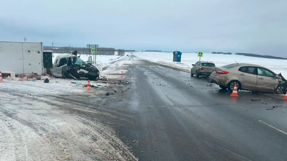 В Чистопольском районе Татарстана на трассе произошла авария с участием трёх автомобилей.