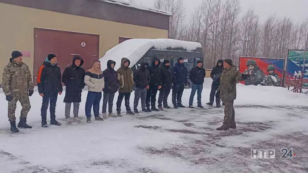 В Нижнекамске утром 16 декабря прошли отправки на срочную и контрактную службу.