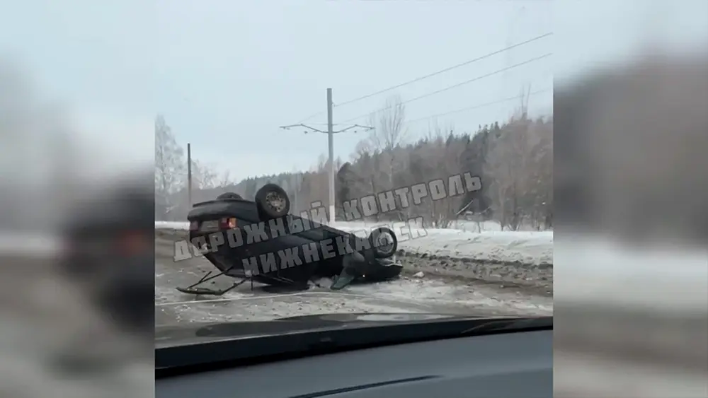 На односторонней дороге с нижнекамской промзоны перевернулся автомобиль ВАЗ 2114.