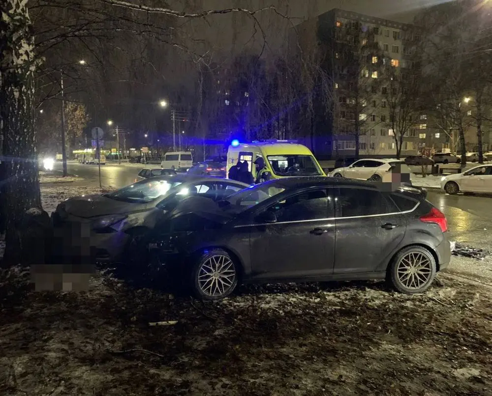 Два человека пострадали при столкновении иномарок на Бызова в Нижнекамске