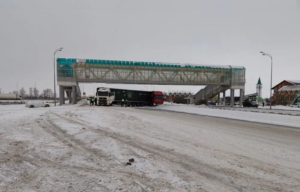 Фура перекрыла трассу М-7 в Татарстане рядом с поворотом на Мамадыш.