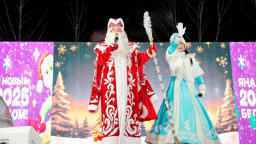 В Нижнекамске 24 декабря на площади имени Лемаева открылся ёлочный городок. Гостям праздника показали театрализованное представление на татарском и русском языках.