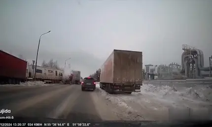 На видео попал момент столкновения большегрузов в промзоне Нижнекамска