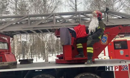 Пожарный Дед Мороз поздравил детей, которые вынуждены встречать Новый год в больнице