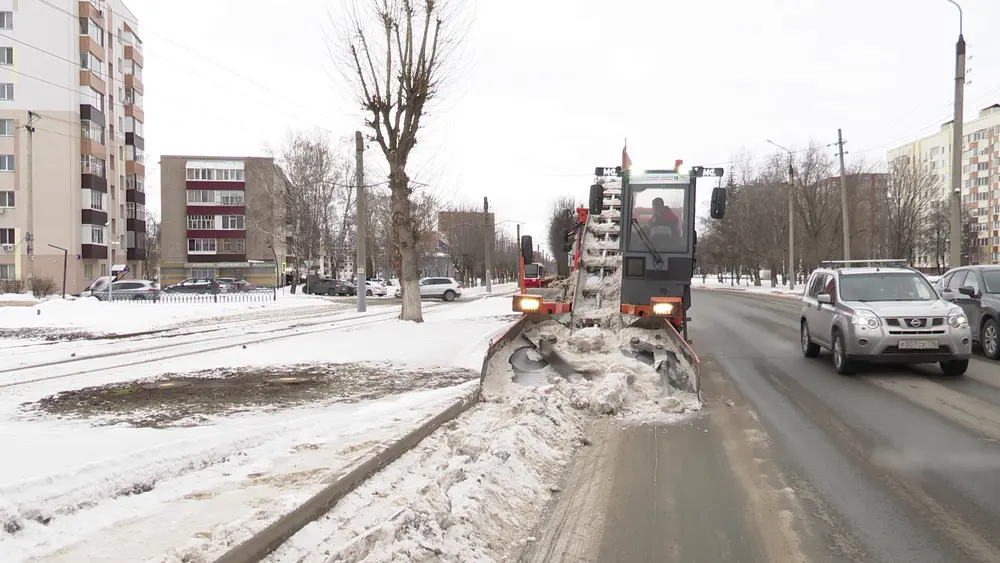 В Нижнекамске вывезли снег с проспектов Строителей и Химиков