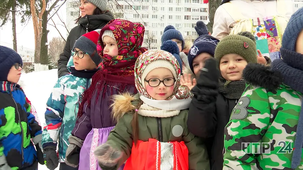 В нижнекамском детском саду № 70 вспомнили традицию колядования и дети, нарядившись в костюмы пошли по группам с песнями и танцами собирать подарки.