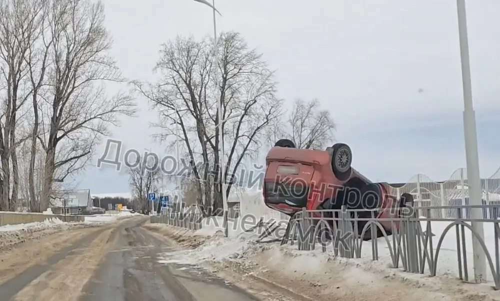 В Нижнекамске около пляжа перевернулась иномарка