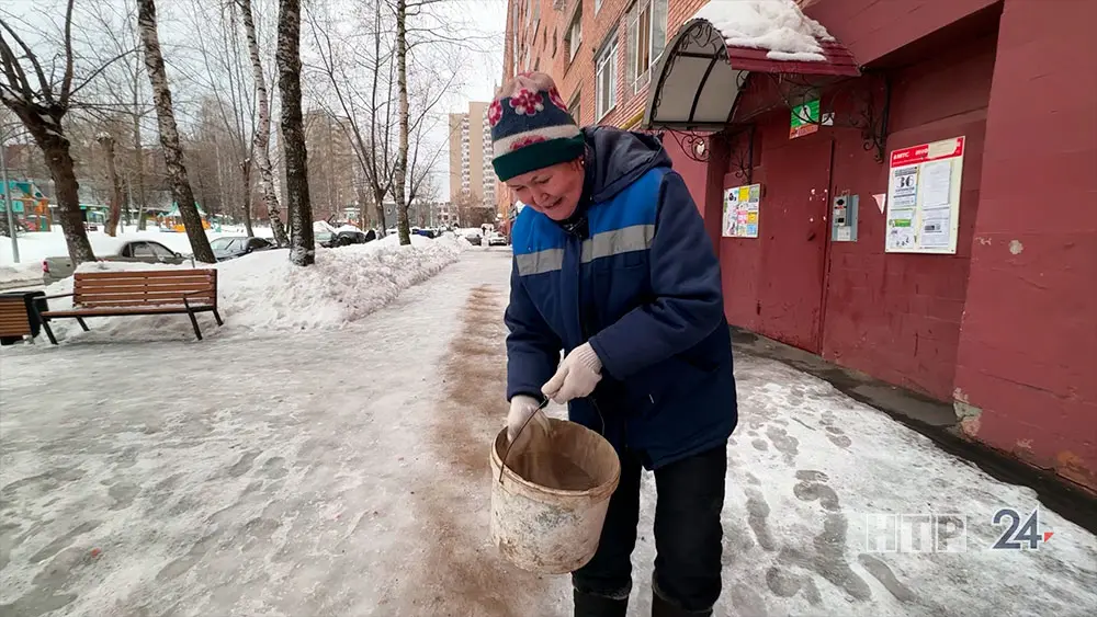 Коммунальные службы Нижнекамска устраняют последствия погодных перепадов. Оттепель с дождем накануне, а затем мороз, в результате в городе образовался гололед.