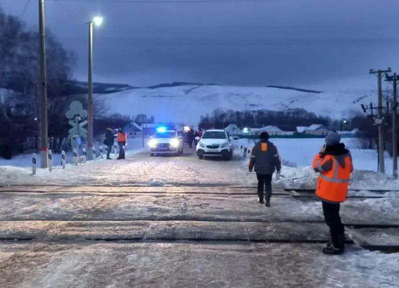 В Татарстане на железнодорожном переезде легковушка столкнулась с локомотивом