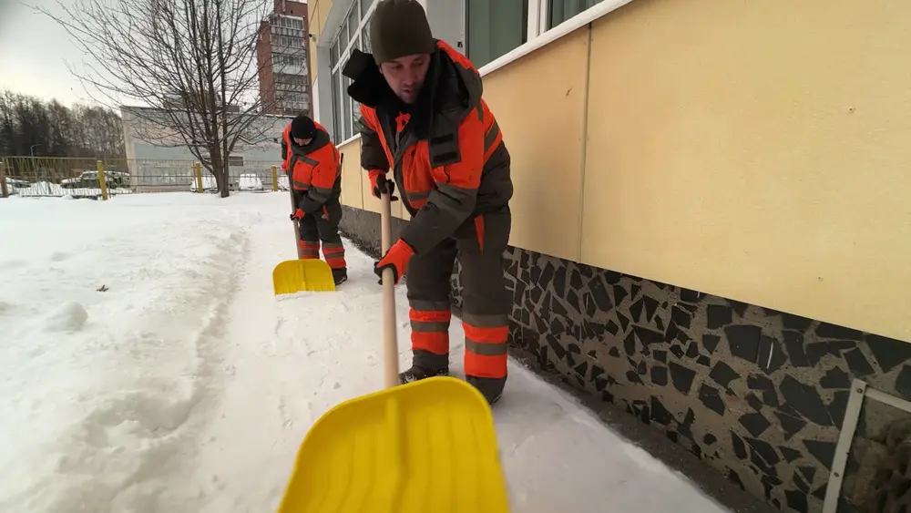 Приезжие сотрудники подрядных организаций, которые задействованы в реализации новых инвестиционных проектов «Нижнекамскнефтехима», вышли на уборку снега.