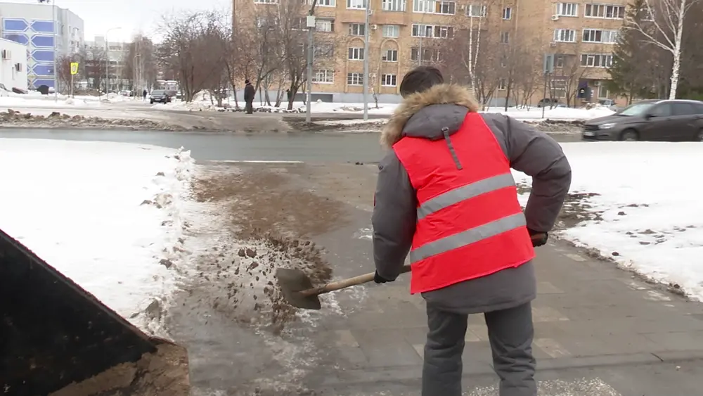 Коммунальщики Нижнекамска очищают улицы города от гололеда