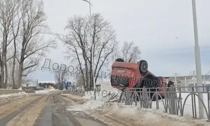 В Нижнекамске около пляжа перевернулась иномарка