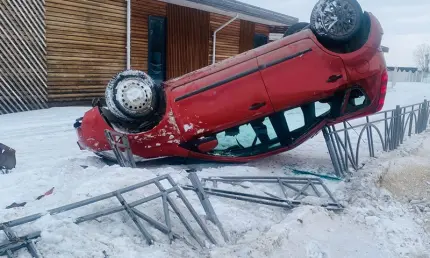 В Нижнекамске около пляжа перевернулась иномарка - НТР 24