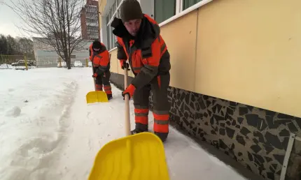 В Нижнекамске приезжие рабочие убрали снег на территории центра «Милосердие»