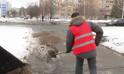 Коммунальщики Нижнекамска очищают улицы города от гололеда