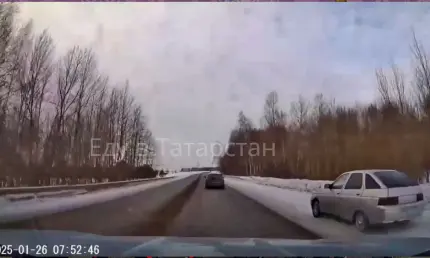 В Татарстане погоня на трассе закончилась аварией, момент попал на видео