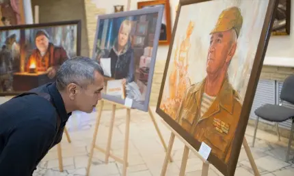 Строители подрядчика НКНХ посетили выставку нижнекамских художников «Они сражались за Родину» - НТР 24