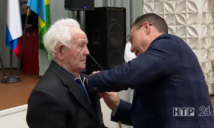 В Нижнекамске на встрече с населением наградили ветерана - НТР 24